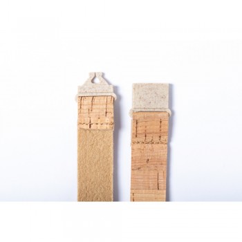 Cork lanyard with safety catch Lanyard with safety catch, made of natural cork, wheat straw and PP elements AIV0229-00