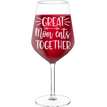 Gravēta Vīna Glāze ar Uzrakstu - "Great Mom Ents Together", Apsrātīga Dāvana, 530ml izmērs
